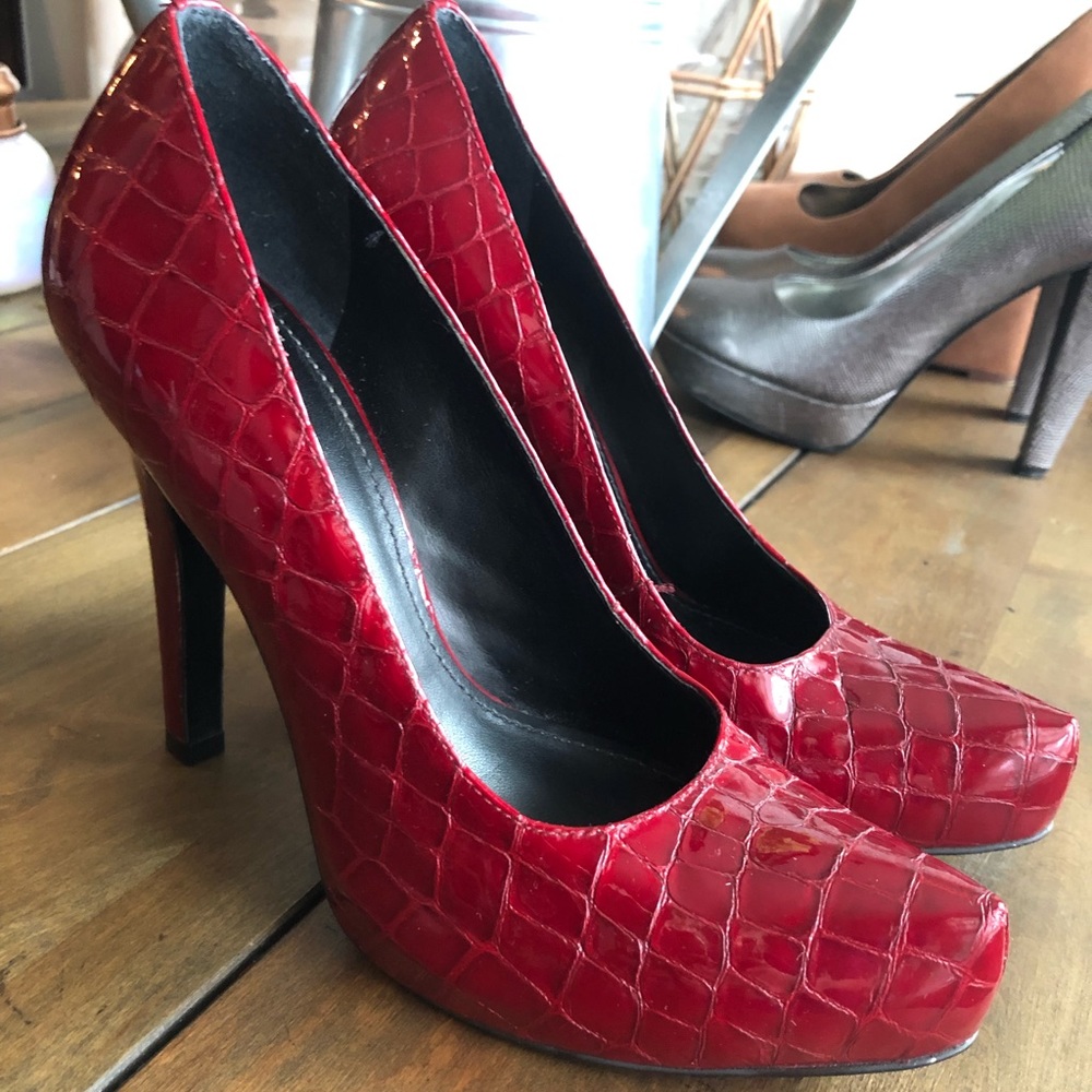 Gianni Bini red skin print patent heel 6